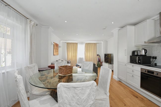 5 Vicarage Gardens, Ascot, SL5 9DX 6