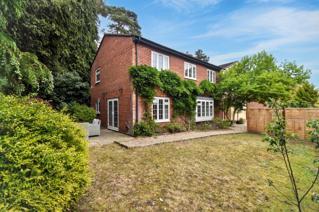 5 Vicarage Gardens, Ascot, SL5 9DX 6