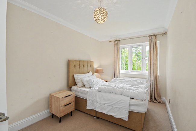 5 Vicarage Gardens, Ascot, SL5 9DX 6