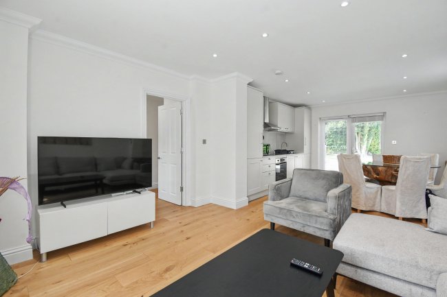 5 Vicarage Gardens, Ascot, SL5 9DX 6