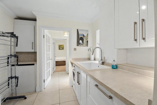 5 Vicarage Gardens, Ascot, SL5 9DX 6
