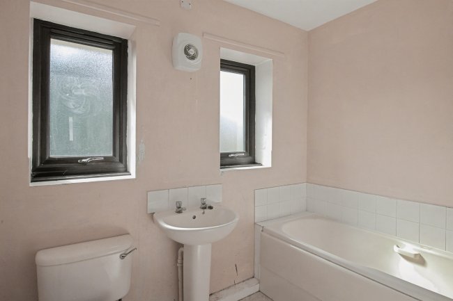 1 Newbald Grove, North Hull Estate, Hull, East Yorkshire, HU6 8JR 5