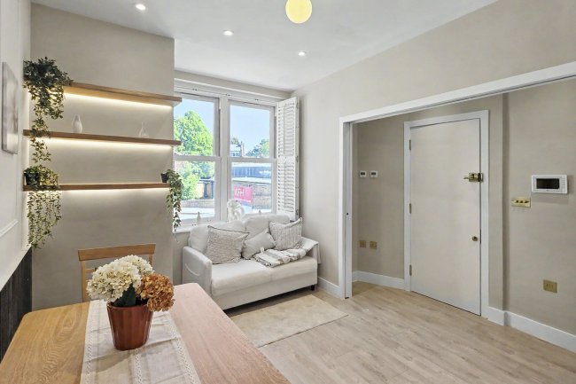 Flat B 34 Ellingham Road, Shepherds Bush, London W12 9PR 7