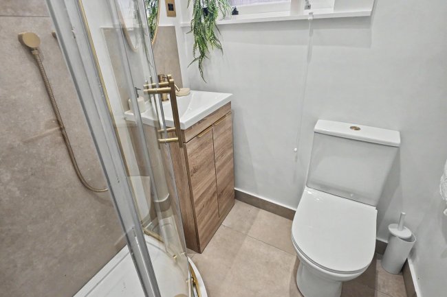 Flat B 34 Ellingham Road, Shepherds Bush, London W12 9PR 7