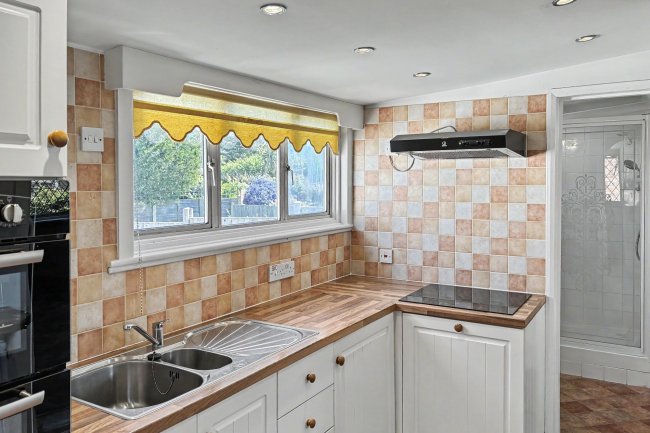 4 Essex Close, Canvey Island SS8 0DE 9