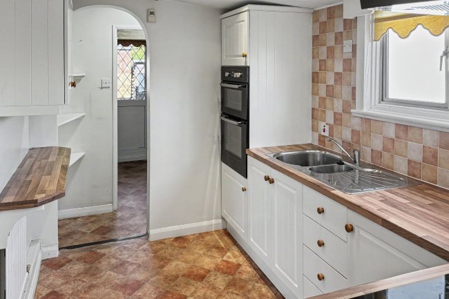 4 Essex Close, Canvey Island SS8 0DE 9