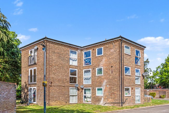 8 Quinneys, Cambridge Road West, Farnborough GU14 6RA 8