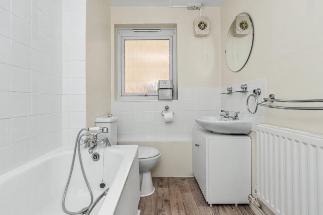 8 Quinneys, Cambridge Road West, Farnborough GU14 6RA 8
