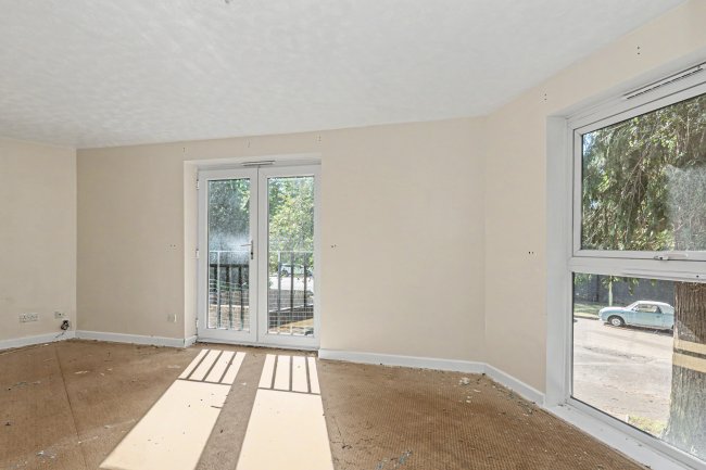8 Quinneys, Cambridge Road West, Farnborough GU14 6RA 8