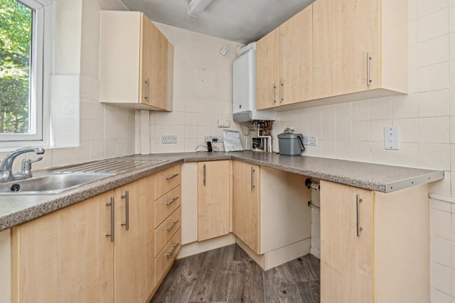 8 Quinneys, Cambridge Road West, Farnborough GU14 6RA 8