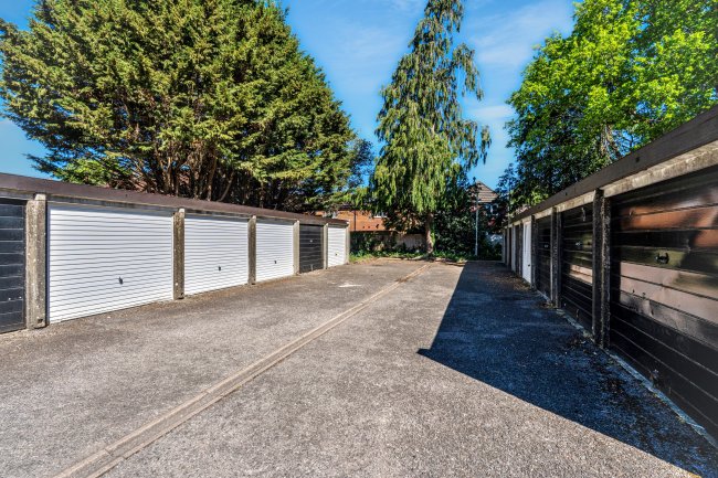 8 Quinneys, Cambridge Road West, Farnborough GU14 6RA 8