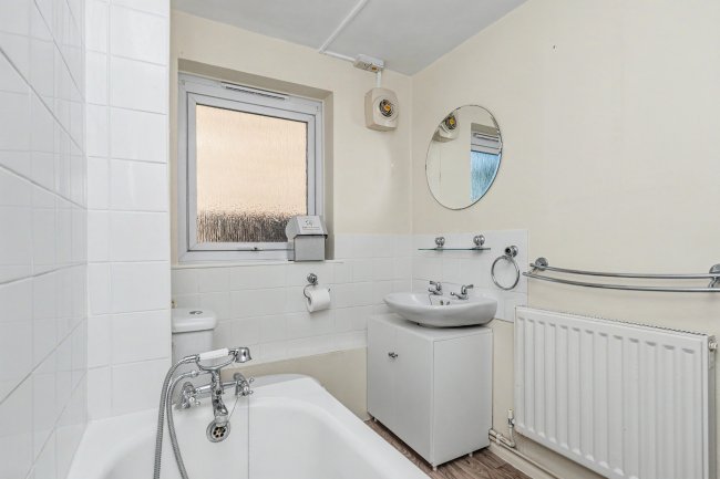 8 Quinneys, Cambridge Road West, Farnborough GU14 6RA 8