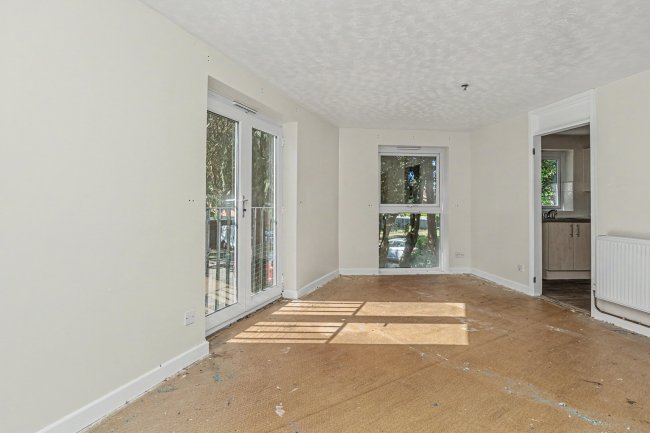8 Quinneys, Cambridge Road West, Farnborough GU14 6RA 8
