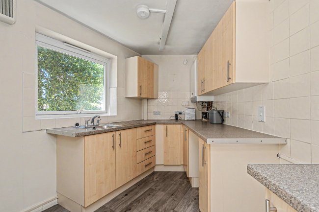 8 Quinneys, Cambridge Road West, Farnborough GU14 6RA 8