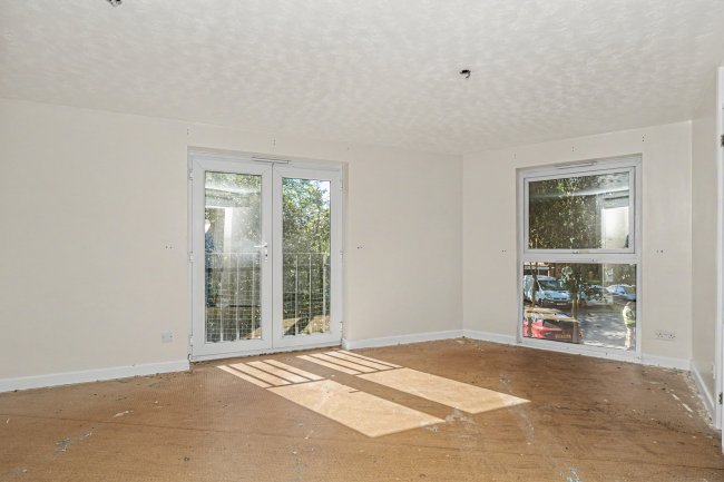 8 Quinneys, Cambridge Road West, Farnborough GU14 6RA 8