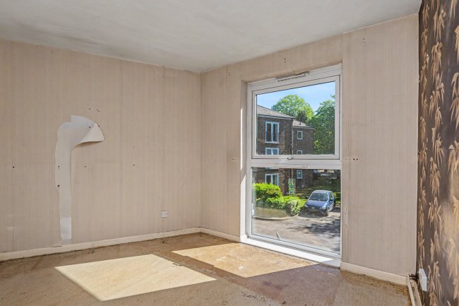 8 Quinneys, Cambridge Road West, Farnborough GU14 6RA 8