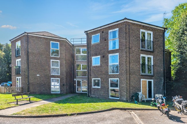 8 Quinneys, Cambridge Road West, Farnborough GU14 6RA 8