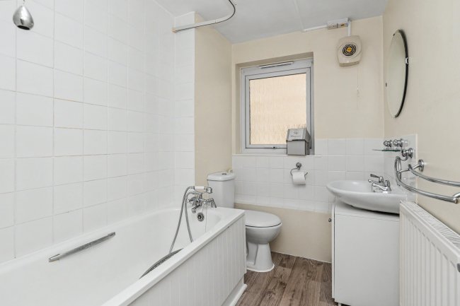8 Quinneys, Cambridge Road West, Farnborough GU14 6RA 8