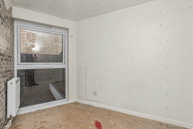 8 Quinneys, Cambridge Road West, Farnborough GU14 6RA 8