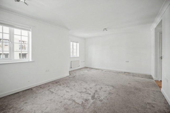 6  Candover Court, Beggarwood, Basingstoke, Hampshire    RG22 4PG 5