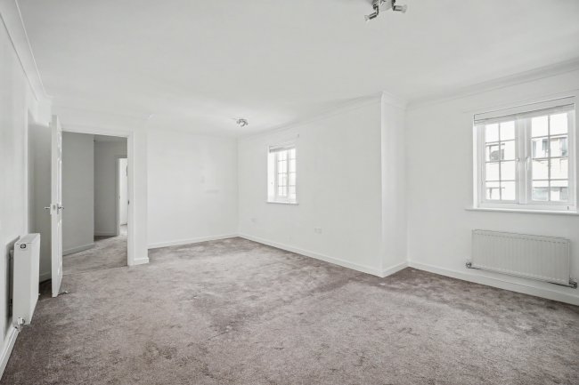 6  Candover Court, Beggarwood, Basingstoke, Hampshire    RG22 4PG 5