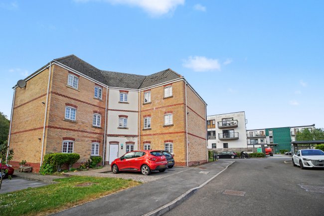 6  Candover Court, Beggarwood, Basingstoke, Hampshire    RG22 4PG 5