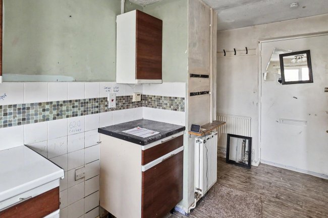 5 Wheelwrights Place, High Street, Colnbrook SL3 0JX 2