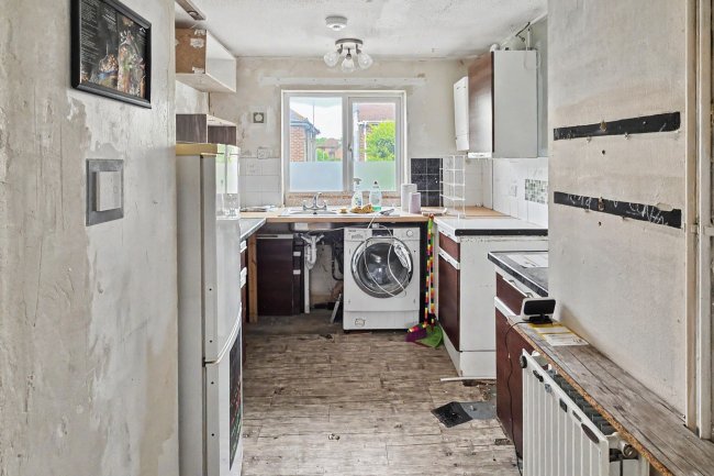 5 Wheelwrights Place, High Street, Colnbrook SL3 0JX 2