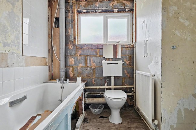 5 Wheelwrights Place, High Street, Colnbrook SL3 0JX 2