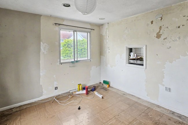 5 Wheelwrights Place, High Street, Colnbrook SL3 0JX 2
