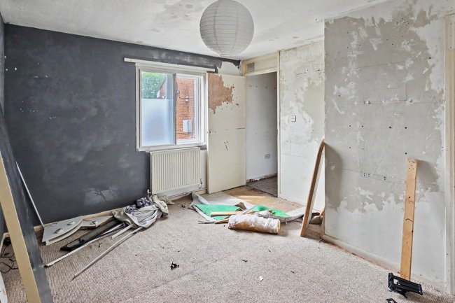 5 Wheelwrights Place, High Street, Colnbrook SL3 0JX 2