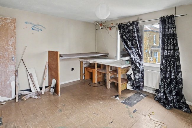 5 Wheelwrights Place, High Street, Colnbrook SL3 0JX 2
