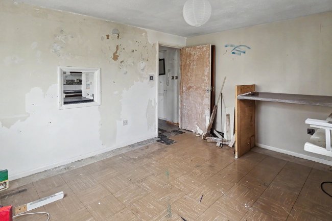 5 Wheelwrights Place, High Street, Colnbrook SL3 0JX 2