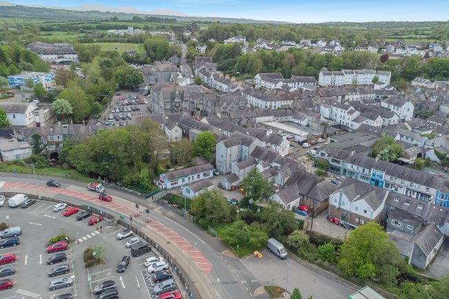 Units 1-3, 6, 8 and 10 Church Street, Llangefni, LL77 7DU 2