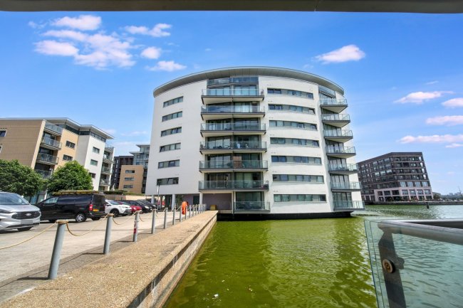 604 The Mast, 2 Albert Basin Way, Canning Town, London E16 2QZ 4