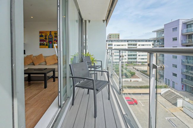 604 The Mast, 2 Albert Basin Way, Canning Town, London E16 2QZ 4