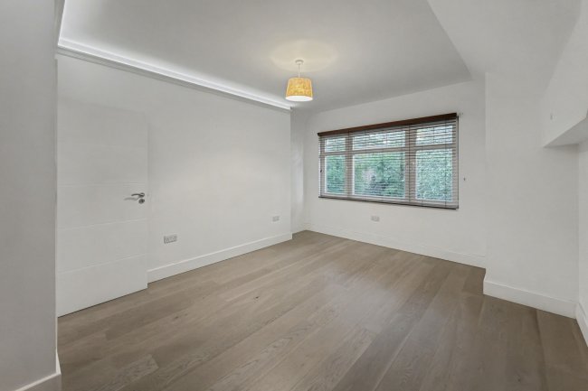 Flat D, 40 Great North Road, Highgate, London, N6 4LU 5