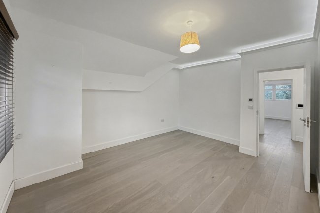 Flat D, 40 Great North Road, Highgate, London, N6 4LU 5