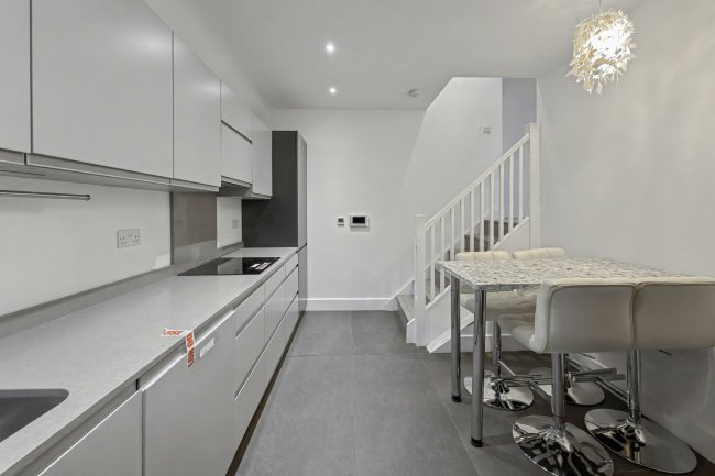 Flat D, 40 Great North Road, Highgate, London, N6 4LU 5