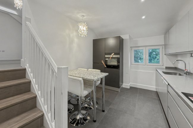 Flat D, 40 Great North Road, Highgate, London, N6 4LU 5