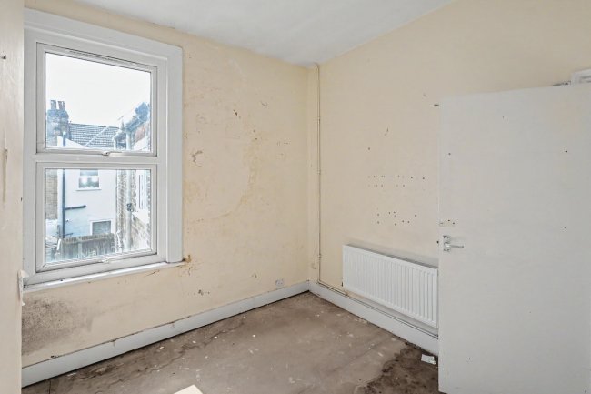 First Floor Flat, 49 Thorpe Road, Walthamstow, London, E17 4LA 1