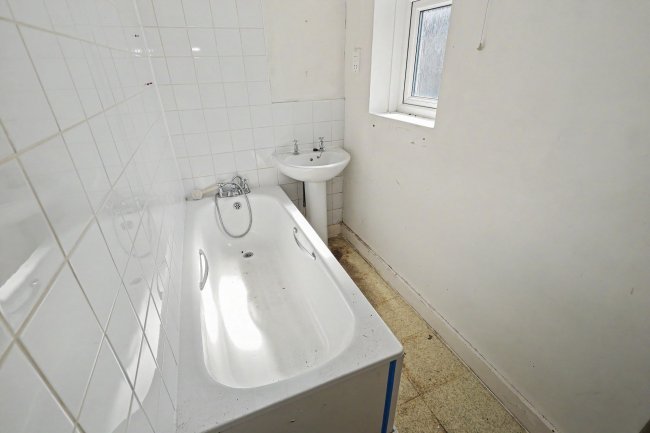 First Floor Flat, 49 Thorpe Road, Walthamstow, London, E17 4LA 1