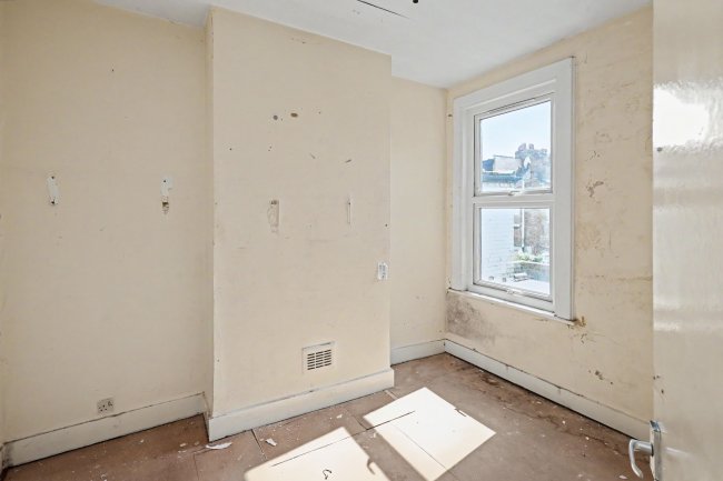 First Floor Flat, 49 Thorpe Road, Walthamstow, London, E17 4LA 1