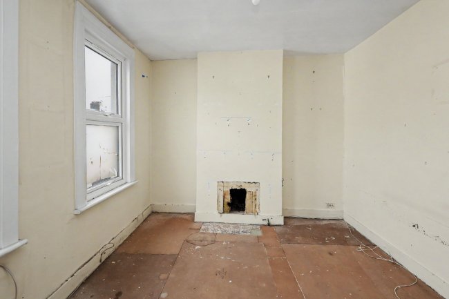 First Floor Flat, 49 Thorpe Road, Walthamstow, London, E17 4LA 1