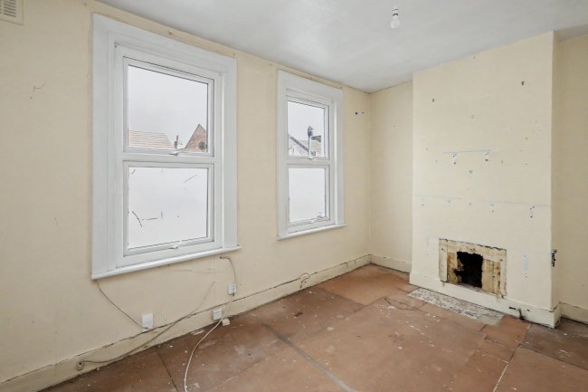 First Floor Flat, 49 Thorpe Road, Walthamstow, London, E17 4LA 1
