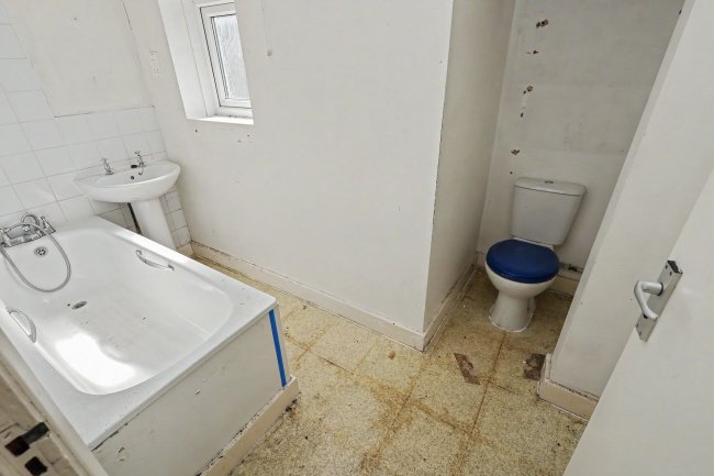 First Floor Flat, 49 Thorpe Road, Walthamstow, London, E17 4LA 1