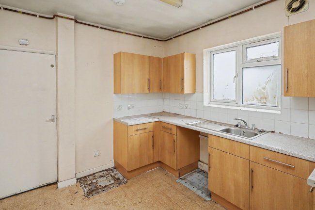 First Floor Flat, 49 Thorpe Road, Walthamstow, London, E17 4LA 1