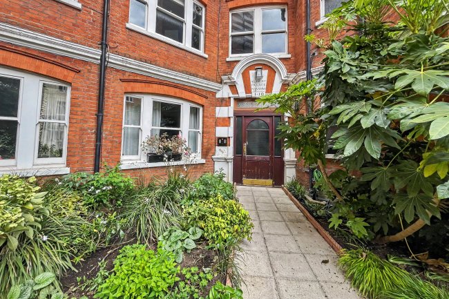 5 Albert Palace Mansions, Lurline Gardens, London, SW11 4DG 1