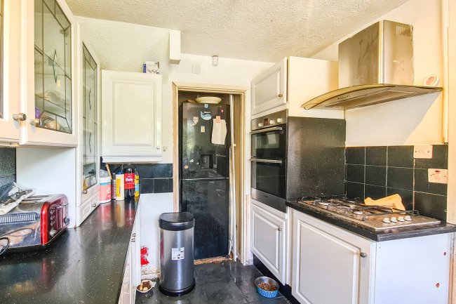 60 Ty-Draw, Church Village, Pontypridd, South Wales, CF38 1UF 2