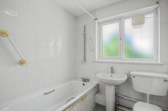 7 Pitfield Crescent, Thamesmead, London, SE28 8RG 4